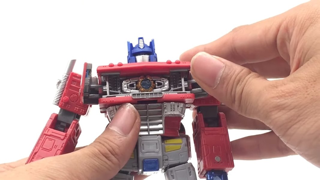 Video Review   Transformers Earthrise Optimus Prime With Screencaps 16 (16 of 39)